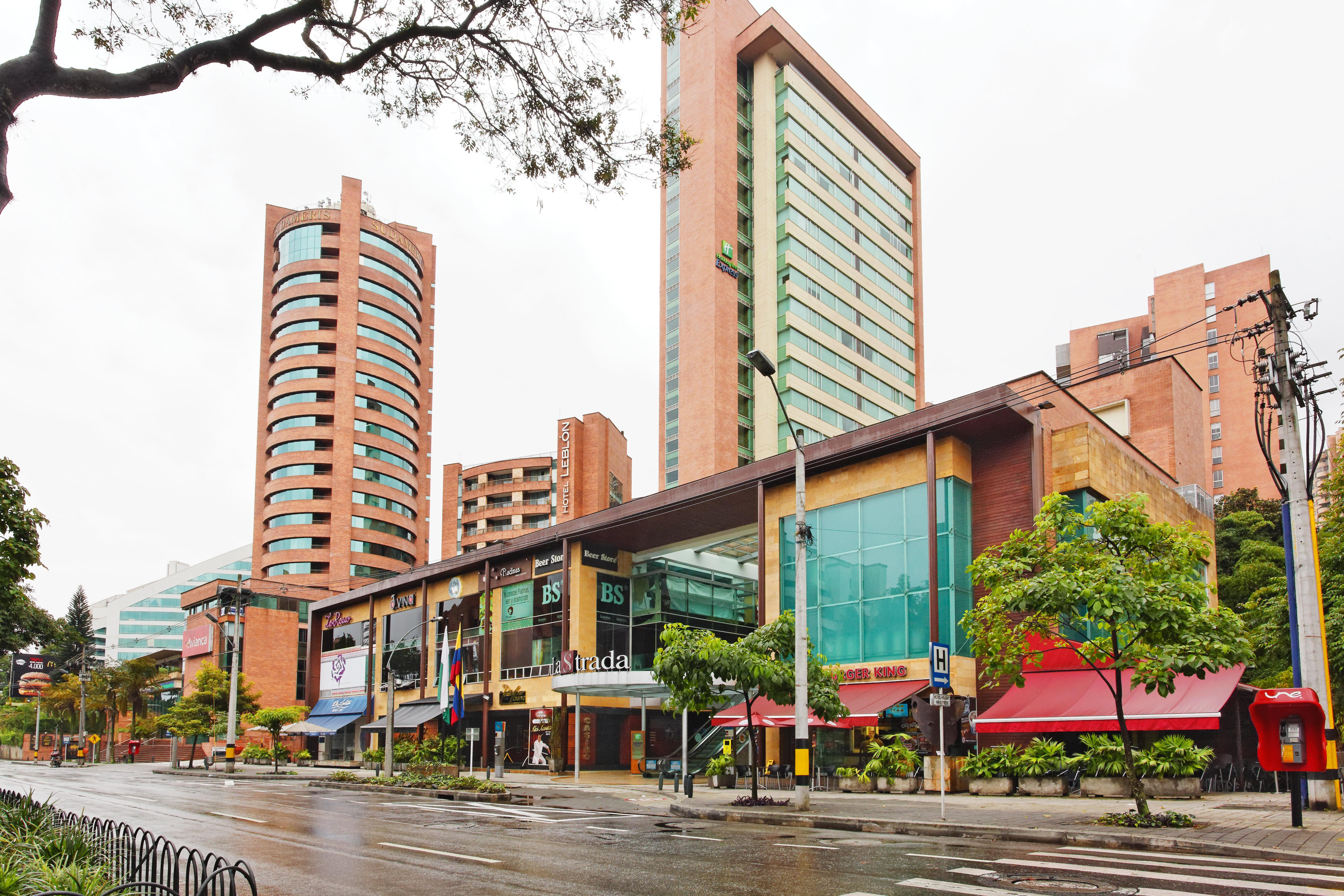 Hotel Holiday Inn Express & Suites Medellin By Ihg Экстерьер фото