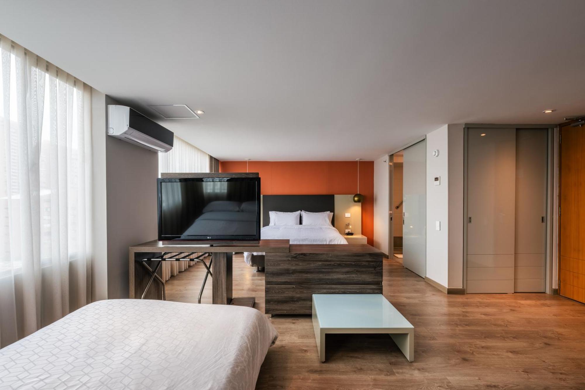 Hotel Holiday Inn Express & Suites Medellin By Ihg Экстерьер фото