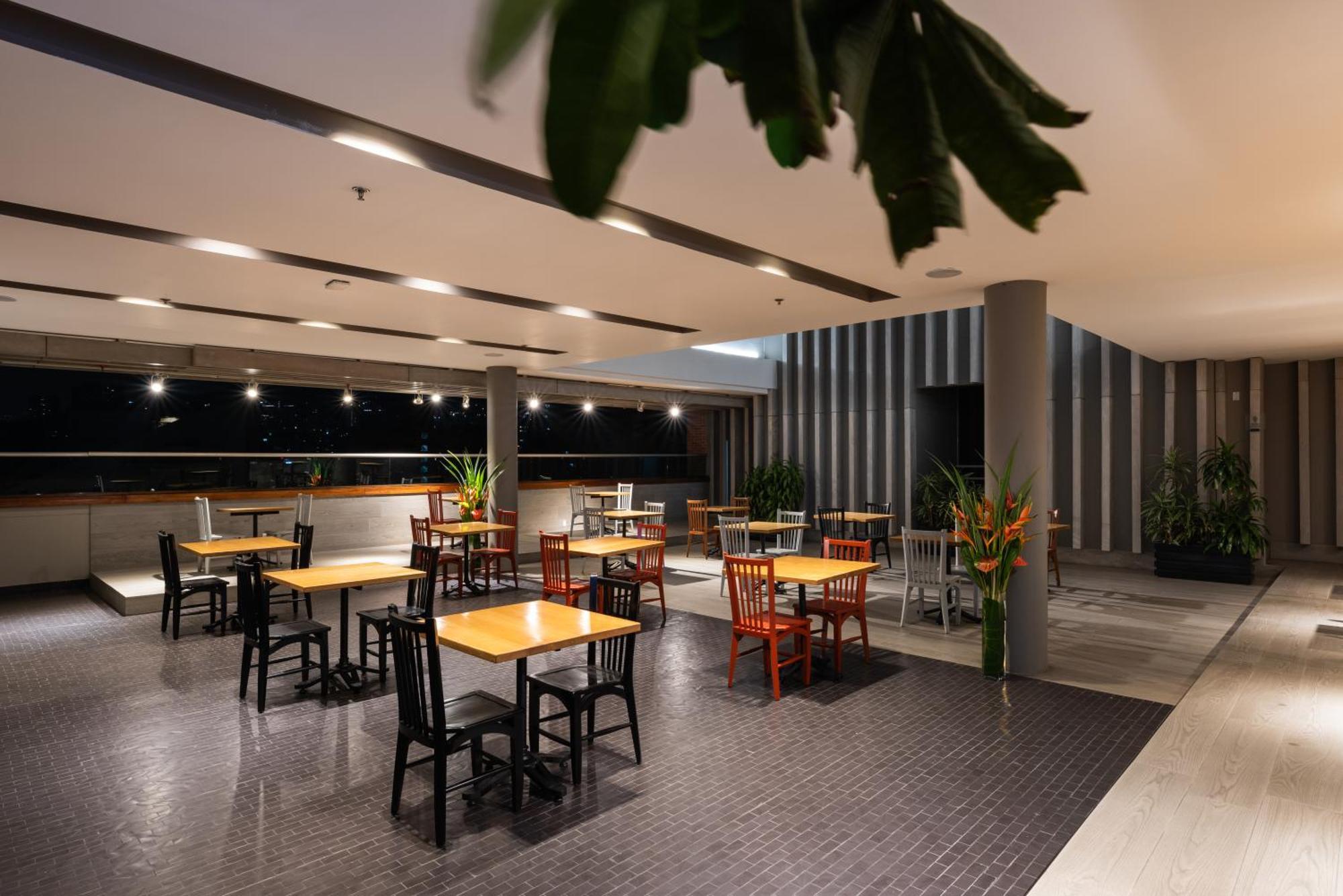 Hotel Holiday Inn Express & Suites Medellin By Ihg Экстерьер фото