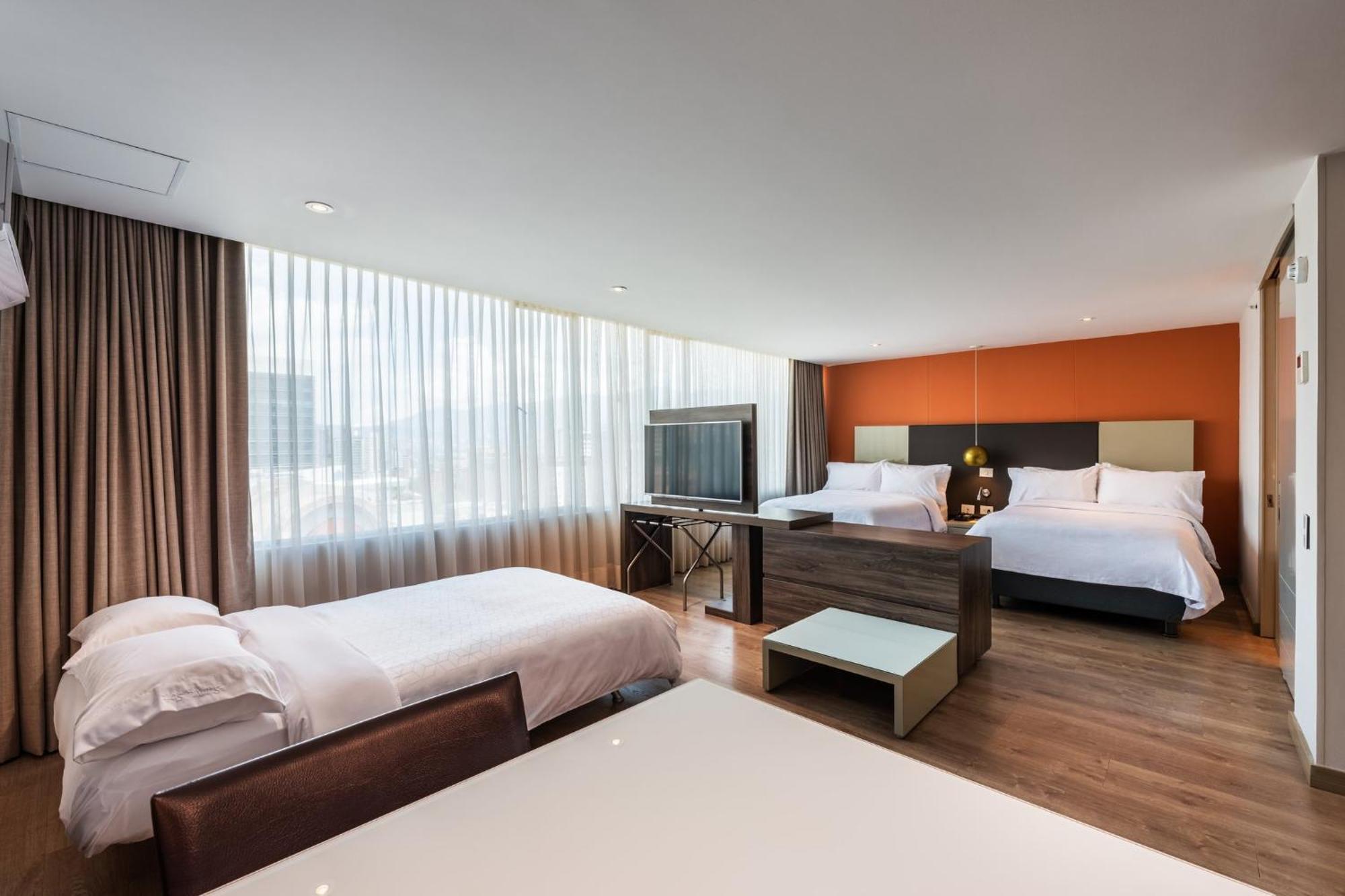 Hotel Holiday Inn Express & Suites Medellin By Ihg Экстерьер фото