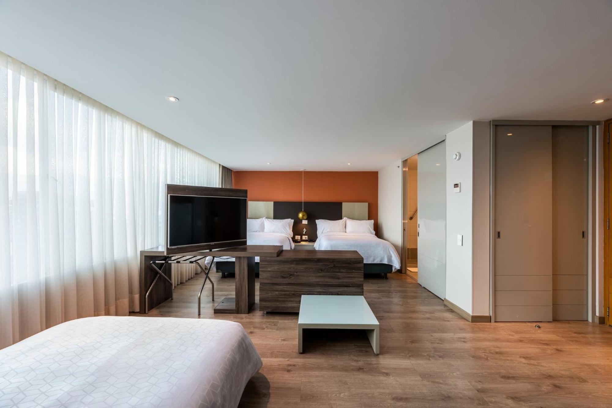 Hotel Holiday Inn Express & Suites Medellin By Ihg Экстерьер фото